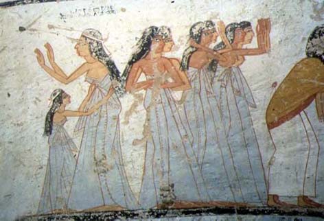 Un groupe de pleureuses comprenant sept femmes et une petite fille compose le cortge funbre.