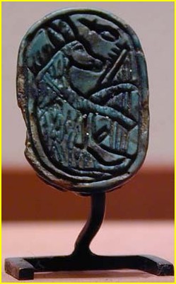 Revers d'une amulette en forme de grenouille, en pierre glaure, reprsentant un ne jouant de la harpe; H: 1,17 cm, L: 2,57 cm, l: 1,73 cm. Nouvel Empire; vers 1550 - 1069; AF 6950; Muse du Louvre.