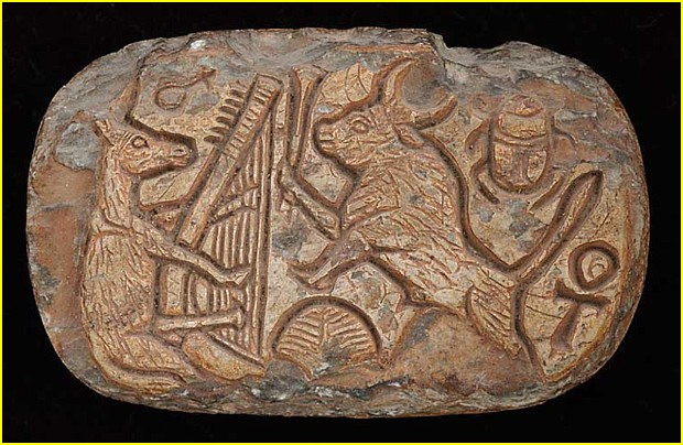 Sculpture en relief sur pierre glaure reprsentant un ne harpiste et un taureau trompettiste. H: 3,60 cm, L: 5,70 cm. Nouvel Empire; vers 1550 - 1069;  E 25506. Muse du Louvre.