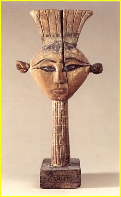 Emblme d'ANOUKIS; bois peint. H: 27,5 cm, l: 23,05 cm, Prof: 12,6 cm. Pice appartenant  l'ancienne collection SALT, 1826. Muse du Louvre.