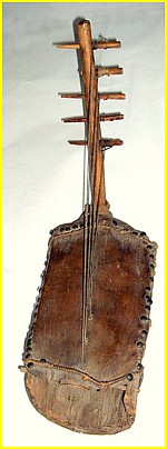 Harpe congolaise de facture plus rudimentaire. L: 55 cm.