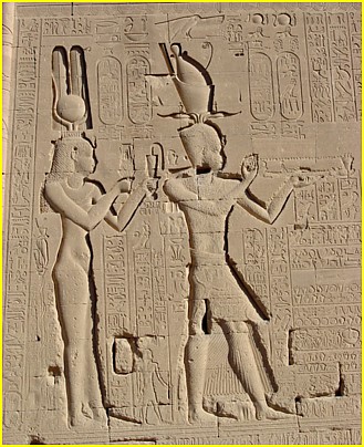 TEMPLE D'HATHOR  Dendera. Cloptre, derrire son fils Csarion (PTOLEMEE XIV), tient le sistre dans la main droite et le collier menat dans l'autre main.