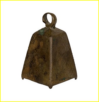 Cloche carre de la priode pharaonique; Moyen Empire. Ce modle a t ralis dans du bronze; H: 6 cm.