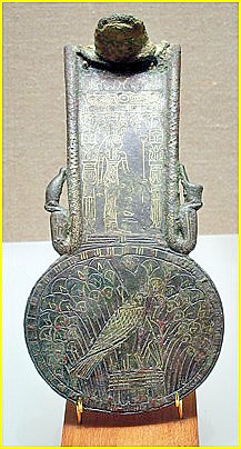 Contrepoids de mnat datant de la troisime priode intermdiaire; XXIIe - XXVIe dynastie. L: 19,1 cm. Fait de bronze ou dans un alliage de cuivre, il comporte des incrustations d'or. Don de M. Rogers Fund, 1908. Metropolitan Museum of Art, New York.