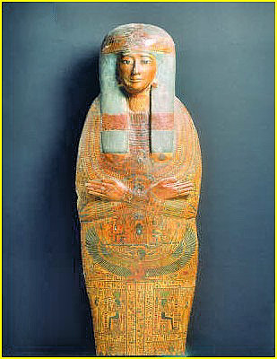 Couvercle du sarcophage de la chanteuse d'AMON, Tentamon. 1069 - 945 av.J.-C. L: 170 cm, l: 40 cm. Bois polychrome et dor. Provenance: Thbes. Muse d'Archologie Mditerranenne de Marseille.
