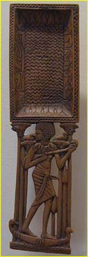 Sur cette cuiller de bois datant de la XVIIIe dynastie, nous pouvons distinguer un luthiste; vers 1550 - 1295; Muse du Louvre.