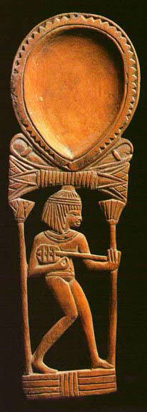 Cette cuiller de bois date du Nouvel Empire, et mesure 13,1 cm de long. N1748; Muse du Louvre.