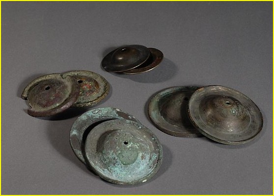 Paires de cymbales - poque romaine - IIe sicle - bronze. D: 7,30 cm, H: 1,50 cm; E 12567, E12568, E 13548, E 22191, N 1444 A, N 1444 B, N1444 C, N 1444 D; Muse du Louvre.