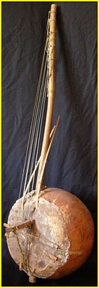 Cette harpe-luth plus communment appele Donso N'Goni, dote de six cordes, est utilise chez les Bamana et dans divers pays d'Afrique de l'Ouest. Dans sa famille, elle reprsente le registre grave donc la basse.