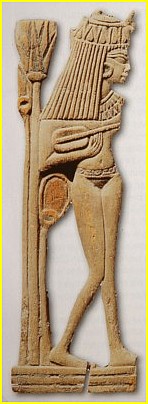 Ce fragment de cuiller  fard reprsentant une luthiste, date du Nouvel Empire; l'instrument qui apparat est un luth de la XVIIIe dynastie. La pice a t ralise dans du bois, et on peut distinguer des traces de pigment bleu et noir. H: 11,9 cm. Rijksmuseum von Oudheden - Leyde.