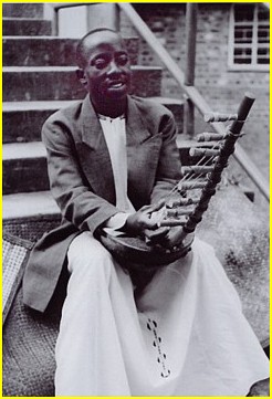 La harpe Ennanga de la tribu des Ganda, du type arqu, tait l'instrument royal par excellence. Compose de huit cordes, est accorde suivant l'chelle pentatonique. Sa caisse de rsonance de forme oblongue est recouverte d'une peau relie par de longues ligatures  une petite pice de cuir situe sur le fond. Le manche est arqu et pntre dans la caisse.
