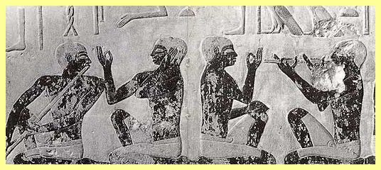 Sur ce relief peint, nous pouvons voir  gauche une flte pharaonique appele nay; au centre deux chironomes et  droite un joueur de double hautbois.