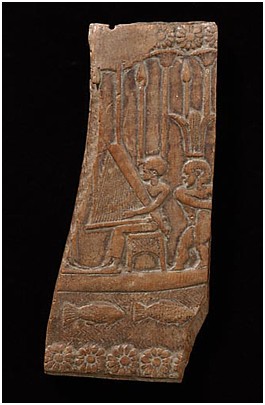 Harpiste et dieu BES au tambourin, en barque; Sculpture en relief sur bois; L: 12 cm, l: 5,5 cm - Basse poque; vers 664 - 30; E 4868; Muse du Louvre.