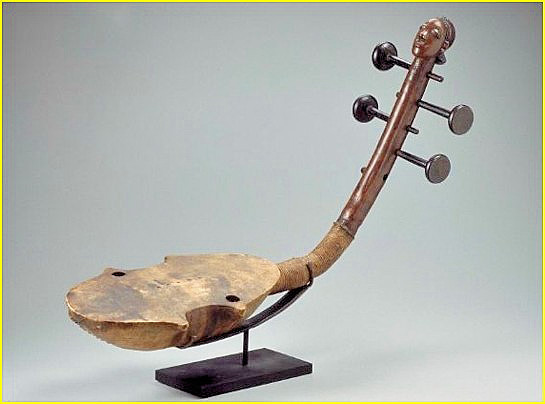 Harpe Bow de facture zande, provenant de la Rpublique Dmocratique du Congo. L: 81,8 cm. N 1994.401 - Museum of Fine Arts, Boston.