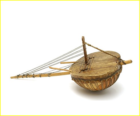 Harpe-luth.Comme pour la plupart des instruments de ce type, la calebasse faisant office de caisse de rsonance est recouverte d'une peau animale; les cordes sont ici ralises dans du chanvre. H: 34 cm, Diamtre de la caisse de rsonance: 29 cm, L: 74 cm. Muse d'ethnographie de Genve.