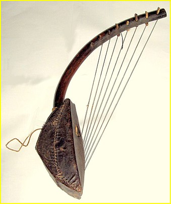 Harpe congolaise de la rgion du Ruwenzori (lac Albert). L: 55 cm - sept cordes.