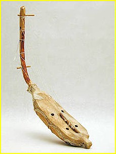 Harpe dote de cinq cordes. Les chevilles servant  les accorder sont faites dans du bambou. Dimensions de la caisse de rsonance: L: 31 cm, l: 8,5 cm, H: 6,5 cm. Dimensions du manche ou joug: L: 32 cm, l: 1,5 cm. Cet instrument sert le plus souvent  accompagner les chants. Laboratoire de recherche sur les musiques du monde - Don: Jean-Jacques NATTIEZ au L.R.M.M.; 1989.