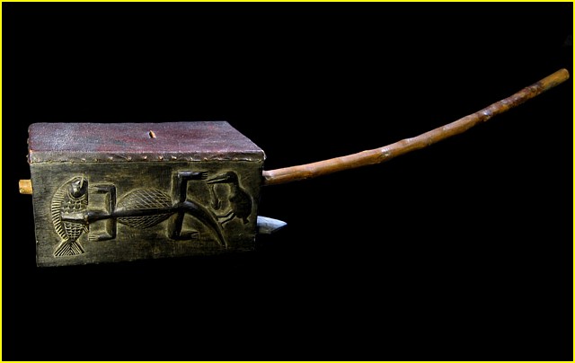 L'instrument ici prsent n'a pas ses cordes. L: 59,5 cm, l: 10,4 cm, H: 11,5 cm. Muse d'Histoire et d'Ethnographie de Saint Malo - France.