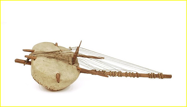 Autre modle de harpe-luth Kasso utilis dans la rgion de Banjul. H: 40 cm, L: 118 cm. Muse d'ethnographie de Genve.