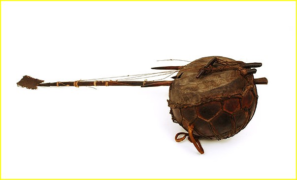 Harpe-luth Korogho Baoule. Muse d'ethnographie de Genve.