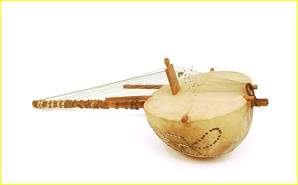 Voici un modle de kora, instrument particulirement adul dans la rgion mandingue, en Afrique de l'Ouest. La caisse de rsonance, le plus clair du temps ralise au moyen d'une calebasse, est recouverte d'une peau de buffle. L: 118 cm, Diamtre: 52 cm. Muse d'ethnographie de Genve.
