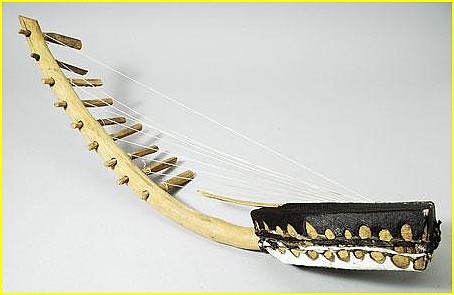 Nous sommes ici en prsence d'un type de harpe azande du Sud Soudan, mais cet instrument fut modifi par les Mangbetu qui lui mirent les chevilles  droite. C'est aussi un dtail permettant de distinguer les factures de ces harpes.