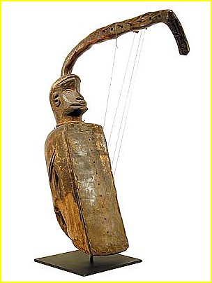 Harpe Nyamwezi; anthropomorphe. Il ne lui reste que quatre cordes sur neuf.