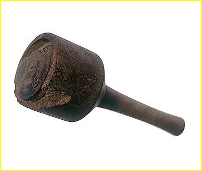 Hochet gyptien. L: 12 cm - l: 3 cm.