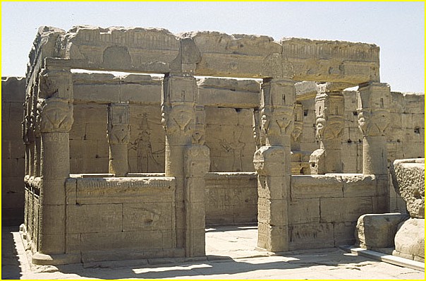 Clich reprsentant le kiosque situ sur la terrasse du temple de Denderah. Remarquables galement sont les colonnes hathoriques, vocation du sistre  naos, l'instrument de musique et attribut cultuel de la desse HATHOR.