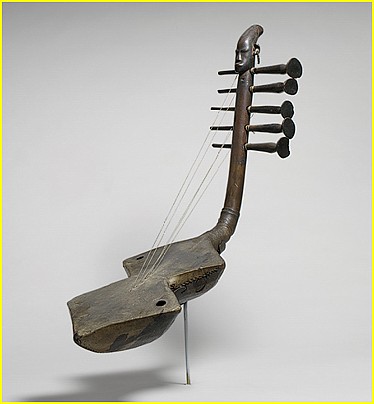 Instrument datant du XIXe sicle de notre re. H: 67,3 cm. 