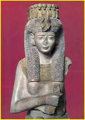 Mritamon, quatrime fille de RAMSES II, ane des filles de Nfertari. La princesse tient dans sa main droite un collier mnat, dont la partie suprieure du contrepoids dpasse. Ses titres taient: joueuse de sistre de MOUT, joueuse de mnat d'HATHOR, chanteuse d'AMON et danseuse rituelle d'HATHOR.