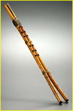 Nous sommes en prsence ici d'un mizmar comportant un double corps, par consquent polyphonique; il peut ainsi produire une mlodie tout en l'accompagnant. Son origine est trs ancienne et remonte  l'poque pharaonique.