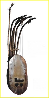 Pluriarc dot de cordes mtalliques, plus communment appel Nsambi kizonzolo et utilis par les communauts Batk du Gabon et les Bakongo du Congo. Afrique Centrale. L: 75 cm.
