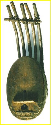 Pluriarc dot de cinq cordes mtalliques, de la rgion des Bamoun - Cameroun. L: 38 cm.
