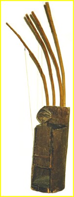 Pluriarc  quatre cordes ayant pour nom Kikwit, de la rgion des Huana ou Hungarn - Rpublique Dmocratique du Congo. L: 88 cm.