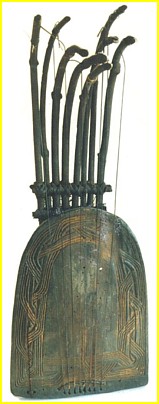 Pluriarc  huit cordes ayant pour nom Lakweemy, de la rgion des Kuba - Rpublique Dmocratique du Congo. L: 66 cm.