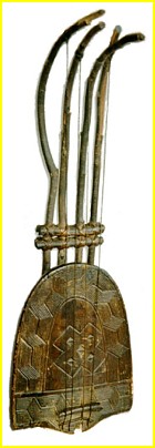 Pluriarc  quatre cordes ayant pour nom Lakweemy, de la rgion des Kuba - Rpublique Dmocratique du Congo. L: 63 cm.