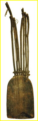 Pluriarc  sept cordes ayant pour nom Lakweemy, de la rgion des Kuba - Rpublique Dmocratique du Congo. L: 81 cm.