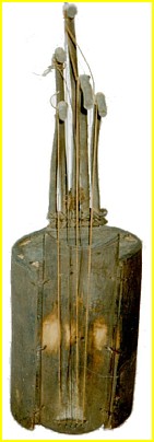 Pluriarc  cinq cordes ayant pour nom logombe ou lokombe, de la rgion des Sakata - Rpublique Dmocratique du Congo. L: 77 cm.