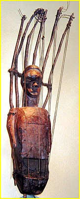 Pluriarc anthropomorphe  douze cordes de la rgion des Salampasu - Rpublique Dmocratique du Congo. L: 82 cm.