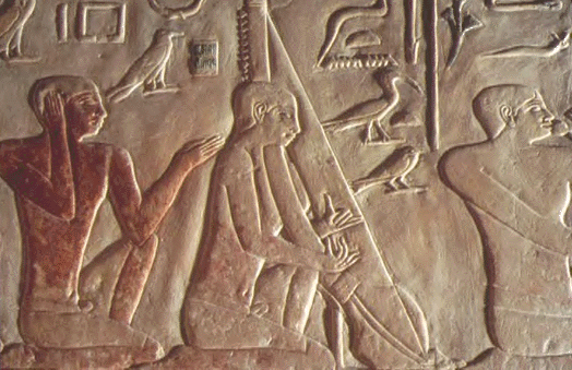 Sur ce bas-relief, on y distingue  gauche un chironome, anctre du chef d'orchestre, et au milieu un harpiste dont l'instrument est dot  sa base d'un rsonateur.