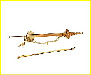 La conception de cette rababa provenant d'Egypte, a ncessit crins de cheval, peau, fer, cuir et noix de coco. L: 90 cm. Rf: 027113. Muse ethnographique de Genve.
