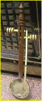 La rababa que l'on peut entendre ici, est accompagne d'un instrument de percussion que l'on appelle darbuka, familier en Afrique du nord. Tous deux taient en usage dans l'Egypte pharaonique.