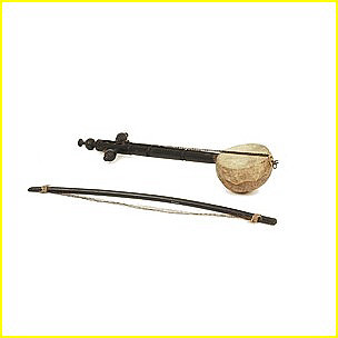 Cette rababa gyptienne dite vile Kemangheh, possde deux cordes dont une en mtal. L: 51,5 cm, H: 8 cm, D: 11 cm. Rf: 006404. Muse ethnographique de Genve.