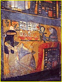 Tanetchedmout fait une offrande  Qebehsenouf, second fils d'HORUS tenant ici la croix de vie.