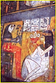 La chanteuse d'AMON est ici de nouveau en prsence de Qebehsenouf, ce dernier tenant les attributs de la royaut: le sceptre Heka et le flagellum Nekhakha.