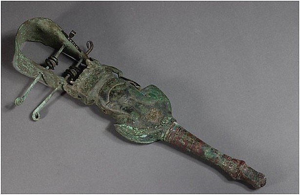 Sistre hathorique fait de bronze; Basse Epoque. H: 33,10 cm, l: 7,10 cm, Prof: 4,80 cm. E 678; Muse du Louvre.