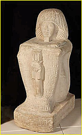 TOUROY tait scribe de la table du roi. Au devant de cette statue de calcaire le reprsentant, nous pouvons distinguer un sistre hathorique. H: 47,50 cm, l: 18 cm, Prof: 30 cm. E 17168; Muse du Louvre.