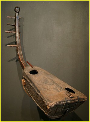 Harpe en usage chez le peuple Dinka, anthropomorphe et dote de cinq cordes; la quatrime cheville est manquante. Nous avons ici un modle typique de harpe du Soudan.
