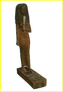 Statuette de bois reprsentant une prtresse d'HATHOR tenant un sistre. H: 24,5 cm. XIXe dynastie; provenant de Gourob.
